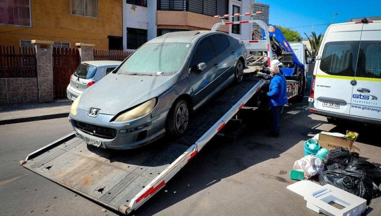 /municipalidad-de-antofagasta-retira-mas-de-100-vehiculos-abandonados-para