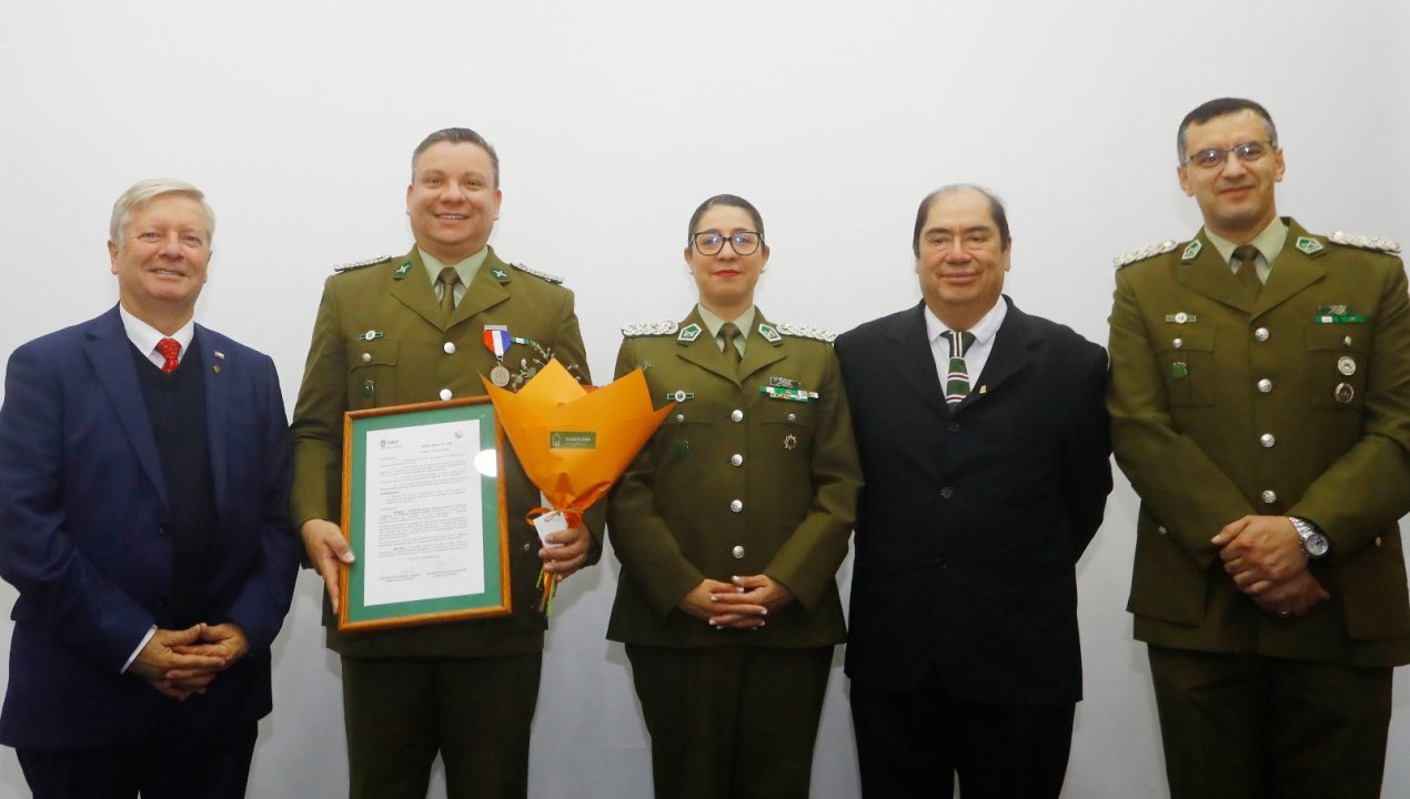 /curico-entrega-medalla-de-plata-a-carabineros