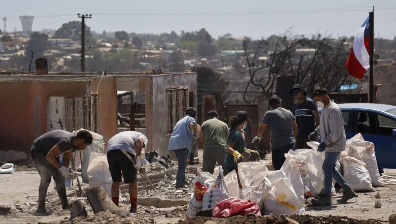 /actualidad/vivienda/megaincendio-en-valparaiso-damnificados-exigen-renuncia-de-ministro-montes