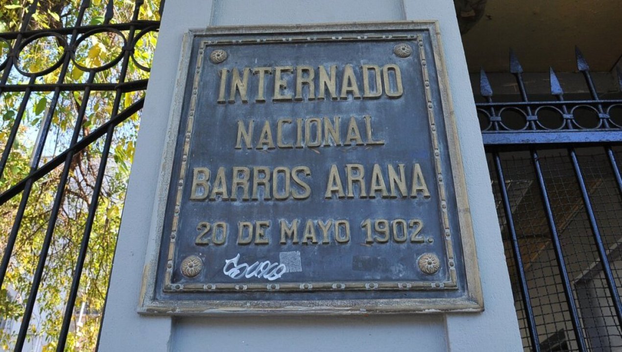 /actualidad/profesor-del-inba-es-rociado-con-bencina-en-medio-de-disturbios