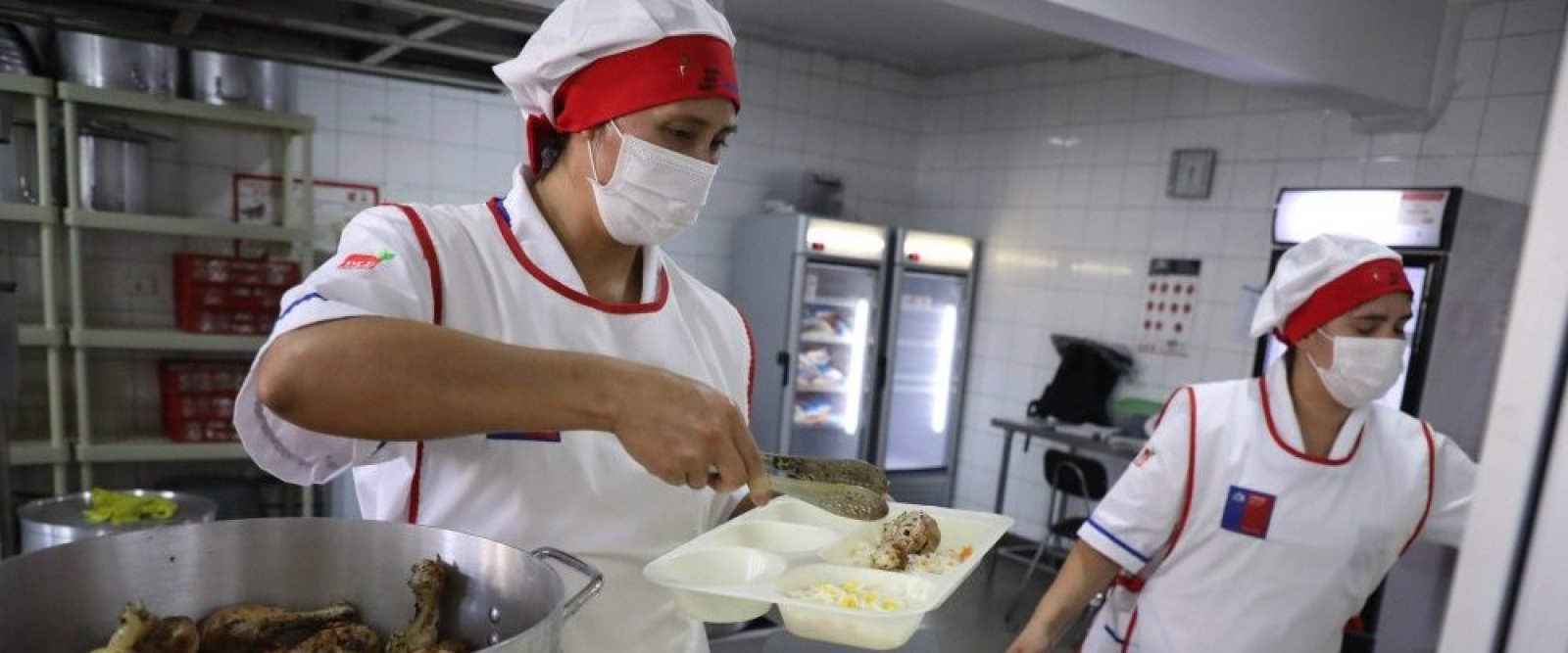 Allanan oficinas de dos senadores por presuntas coimas en licitaciones Junaeb