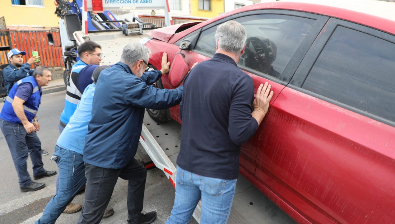 /municipio-retira-vehiculos-siniestrados-en-comisarias-de-antofagasta